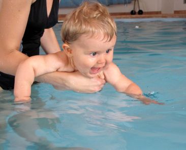 Benefits-of-baby-and-toddler-blog2---Boy-swimming-under-water