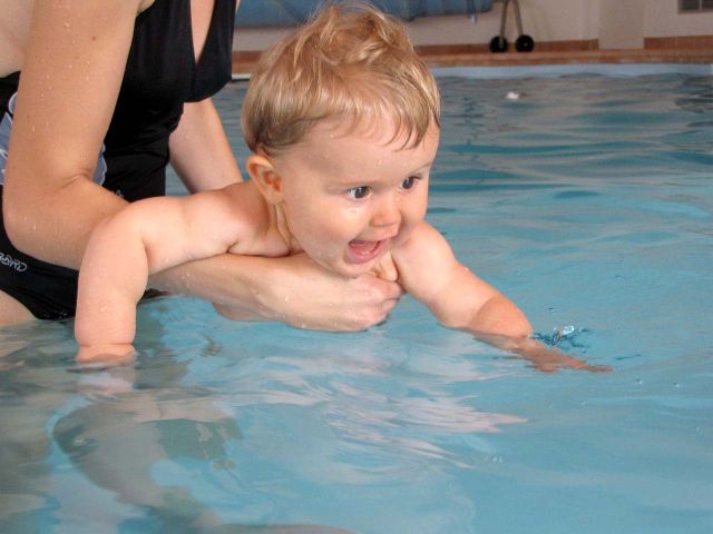 Benefits-of-baby-and-toddler-blog2---Boy-swimming-under-water
